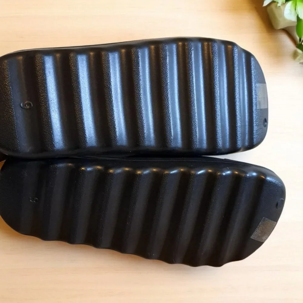 Karl Lagerfeld Paris Slip-on Cartoon Slides for Men Size 9M